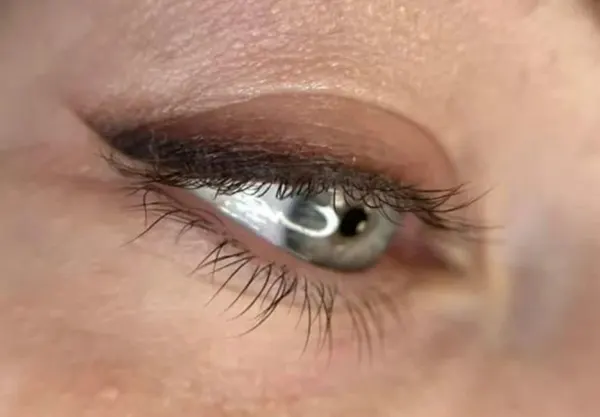 Pillasűrítő szemhéjtetoválás: